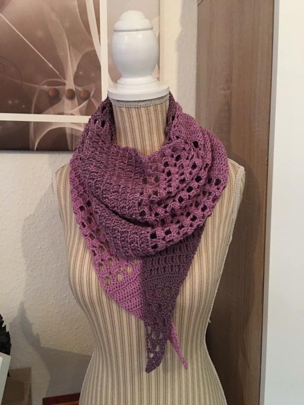 Gehäkeltes dreieckiges Tuch in Flieder- und Lilatönen auf Schneiderpuppe, mit Kombination aus dichtem und Lochmuster