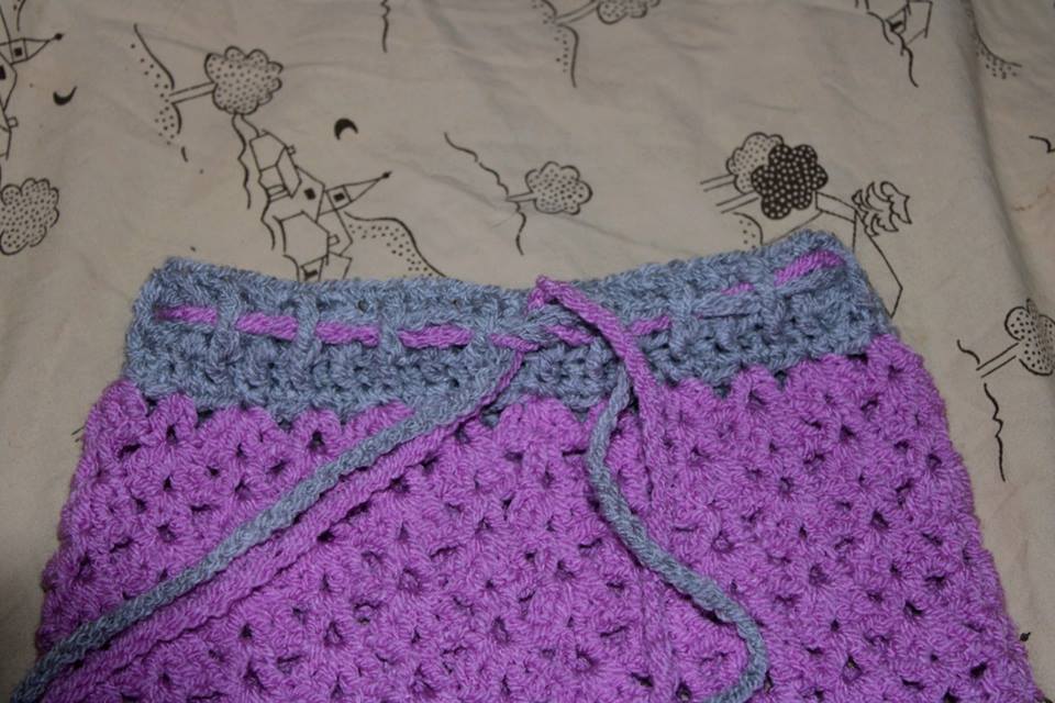 Gehäkelte Babyhose in Lila mit grauem Bund und Kordelzug