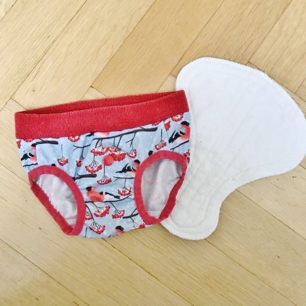 Hellblaues Trainingshöschen mit Vogelmuster, rotem Bund und einer weißen Einlage