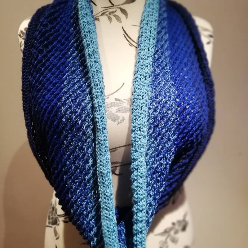 Gehäkelter Loop in Dunkelblau mit hellblauer Einfassung auf Schneiderpuppe