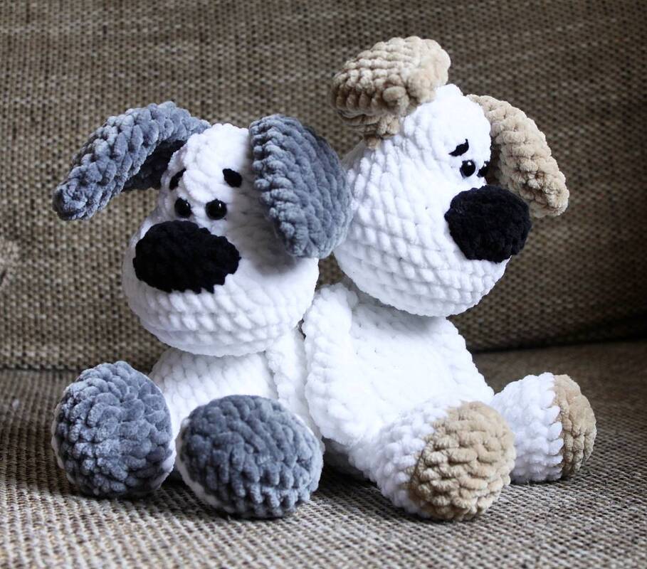 Detailansicht zweier plüschiger Amigurumi‑Hunde mit Fokus auf Proportionen, Ohrenform und Pfoten