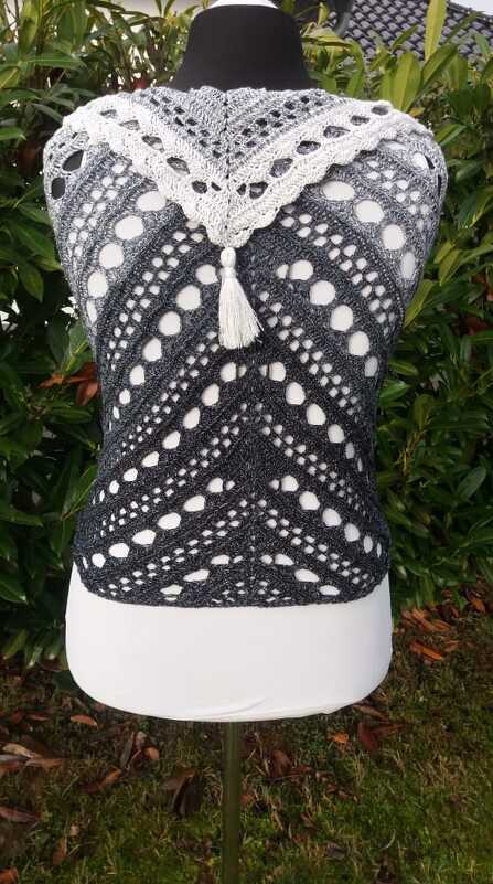 Gehäkeltes Dreieckstuch grau-schwarz mit Lochmuster und Quaste auf Schaufensterpuppe