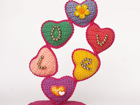 Crochet pattern for a heart tree. Colorful souvenir. Valentine's Day gift