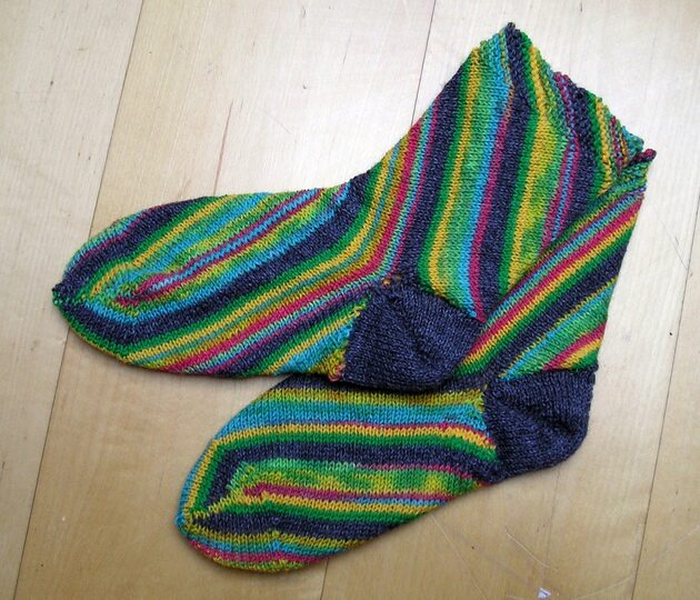 Strickanleitung Socken "Diagonal grün gelb"