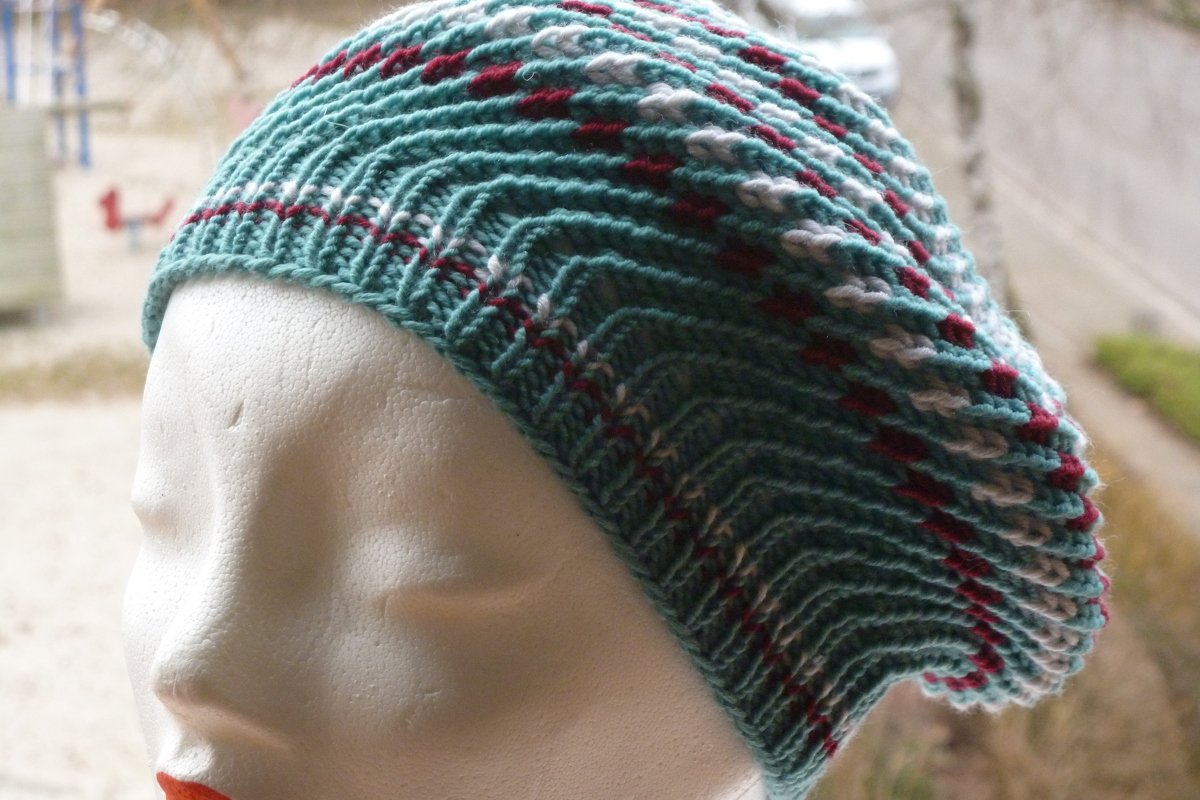 Gestrickte Mütze mit Spiralmuster