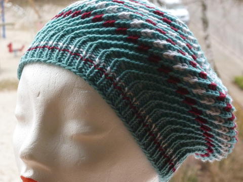 Gestrickte Mütze mit Spiralmuster