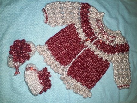 Gehäkeltes Babyset in Weinrot und Beige mit Rüschenrand