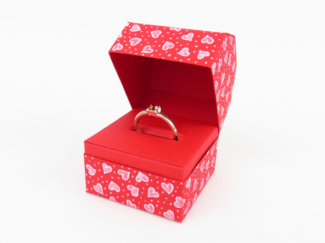 Ringschachtel mit Herzen – Bastelvorlagen und Anleitung