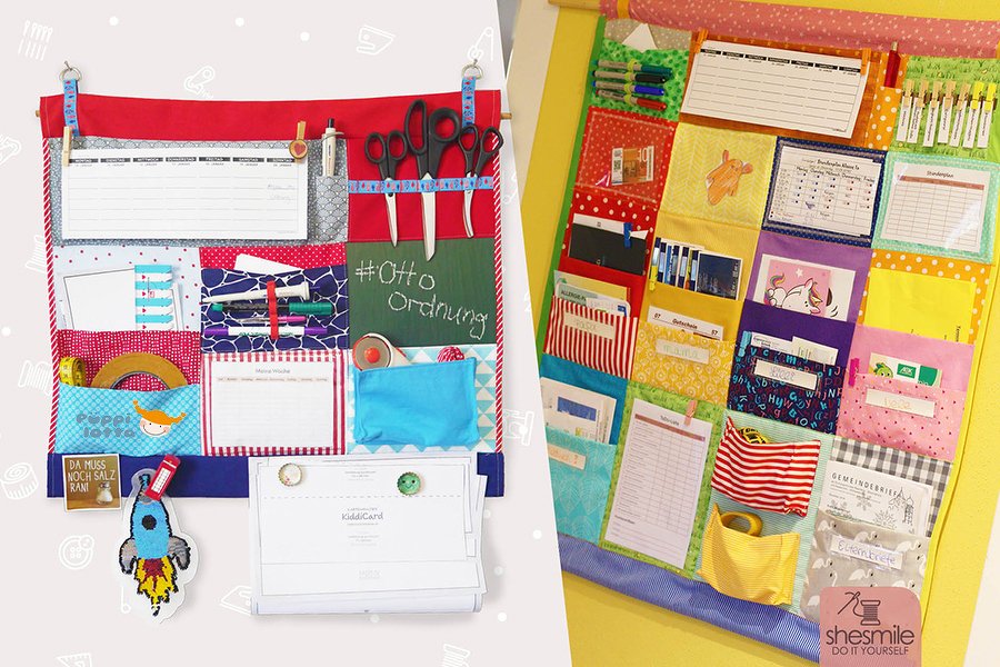 Zwei bunte Stoff-Wandorganizer an Stangen mit Stiften, Scheren, Papieren und Notizen in verschiedenen Taschen.