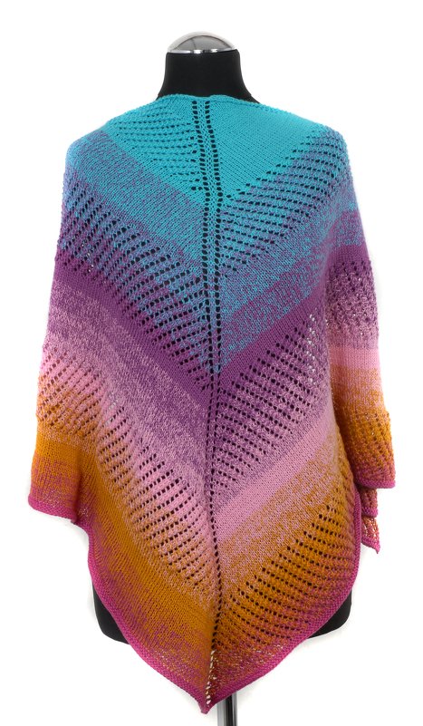 Handgestricktes Dreieckstuch mit Farbverlauf (Türkis–Lila–Pink–Orange) auf einer schwarzen Schneiderpuppe