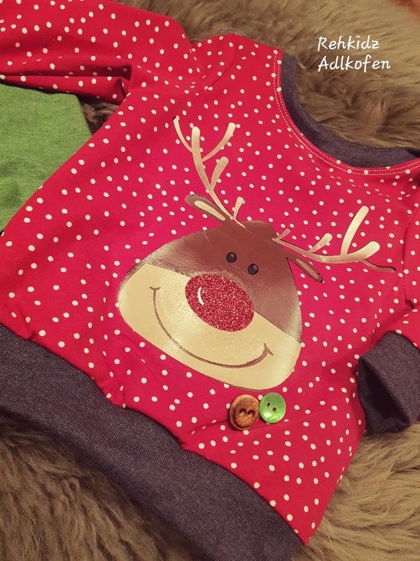 Rotes Kinder-Langarmshirt mit weißen Punkten und Rentier-Plott mit glitzernder roter Nase