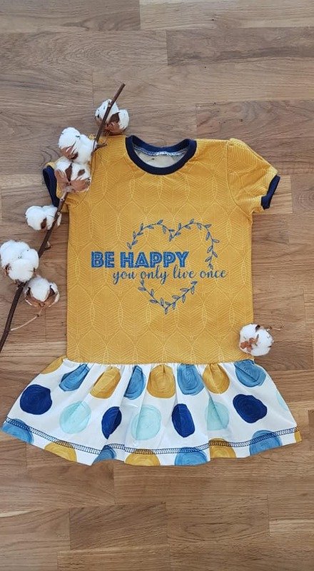 Gelbes Kinderkleid mit blauem Plott „BE HAPPY you only live once“ in Blätterherz