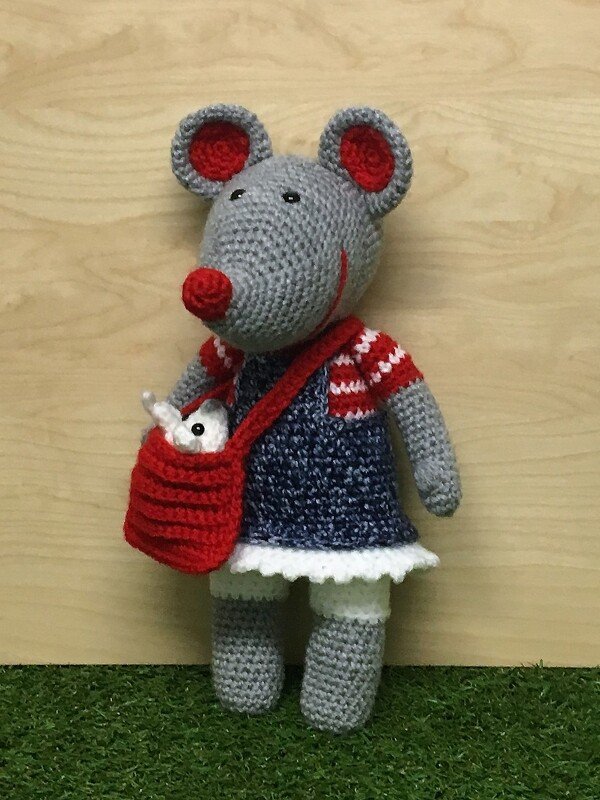 Gehäkelte graue Amigurumi‑Maus mit blauem Kleid, roter Tasche und kleinem weißen Mäuschen