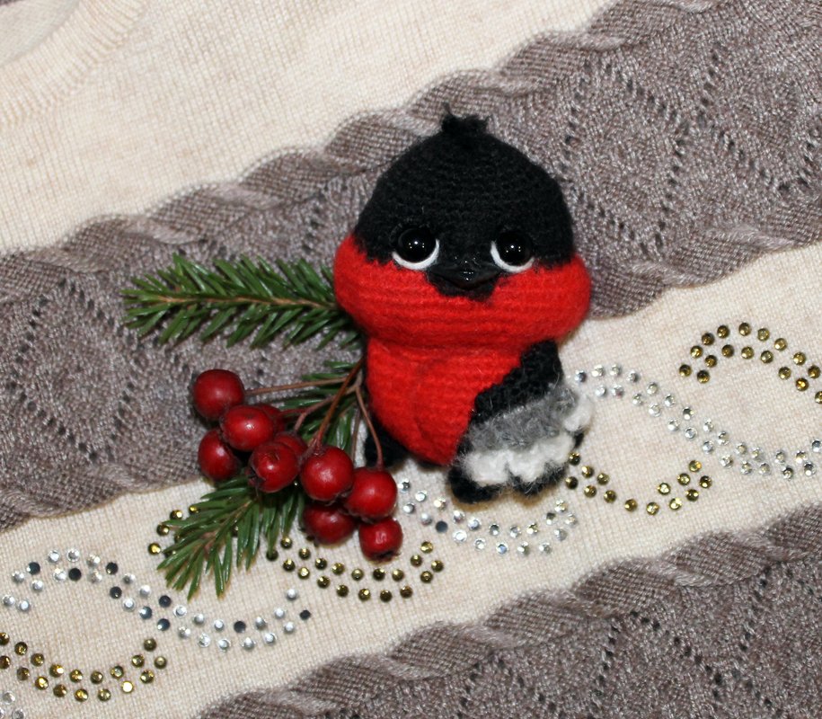 Bullfinch Brooch - Image 2