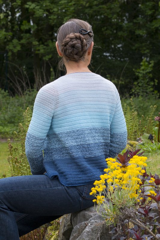 Rückenansicht: gehäkelter Damenpullover mit blau‑grauem Farbverlauf