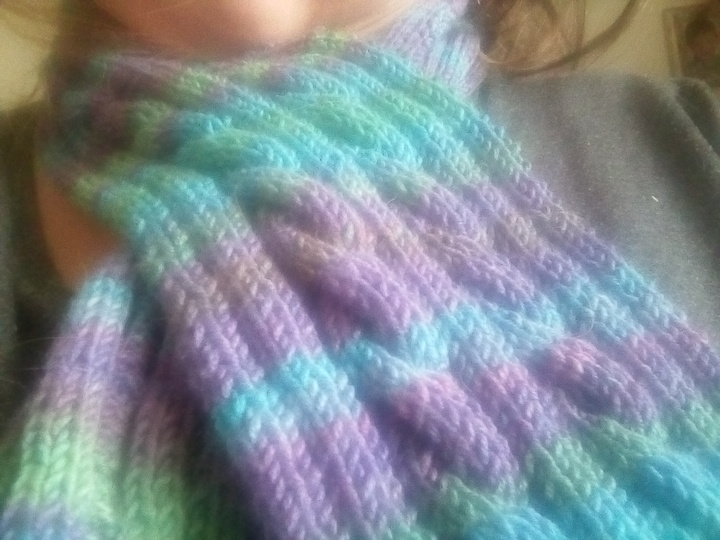 Strickschal mit Zöpfen für Kleinkinder und Puppen