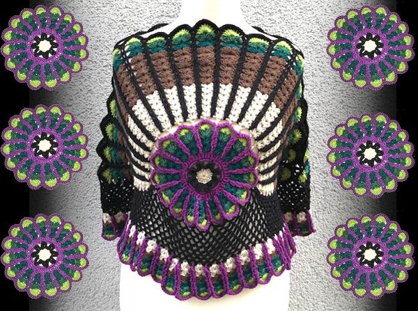 Rückansicht eines gehäkelten Damenponchos auf Schaufensterpuppe mit zentralem Blumen‑Mandala und Streifen in Schwarz, Braun, Creme, Grün und Violett