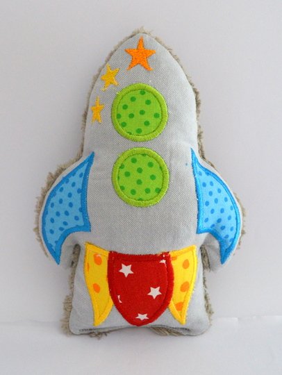 ITH Stickdatei Rakete Rassel/ Quietsche für den 13x18cm Rahmen