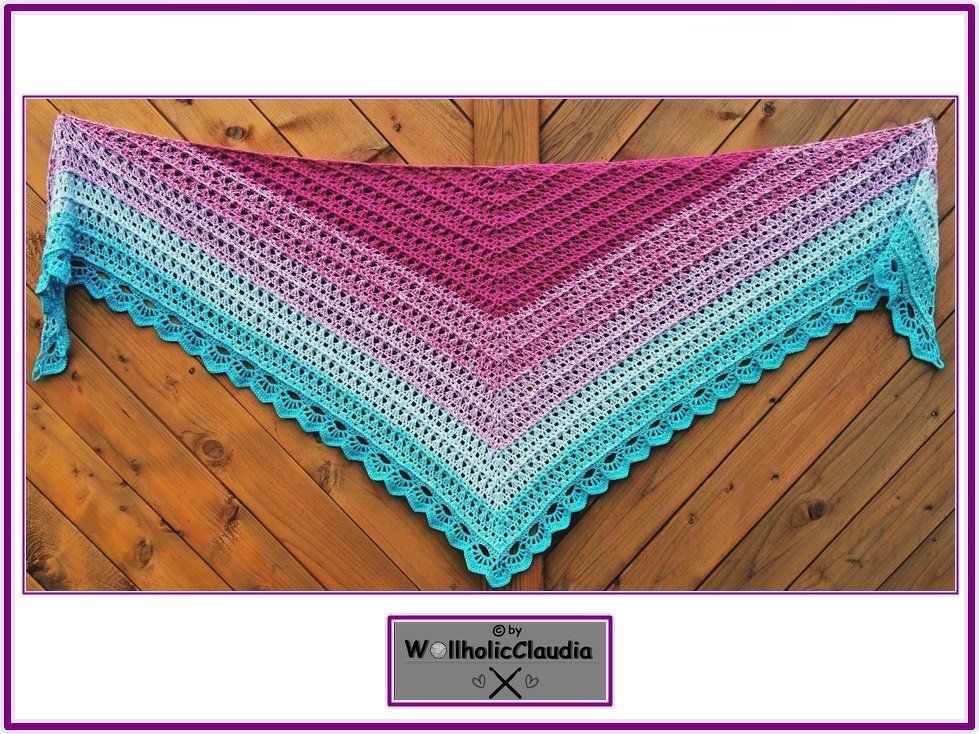 Gehäkeltes Dreieckstuch in Pink, Hellblau und Türkis mit Muschelkante auf Holz