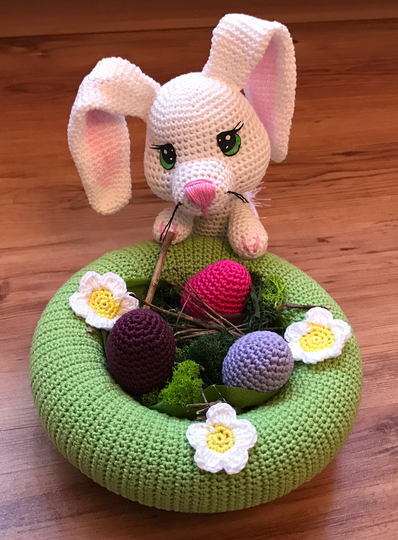 "Neugieriges Osterhäschen" mit Osterkörbchen & Bonusanleitung