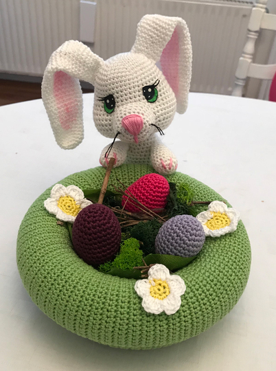 "Neugieriges Osterhäschen" mit Osterkörbchen & Bonusanleitung