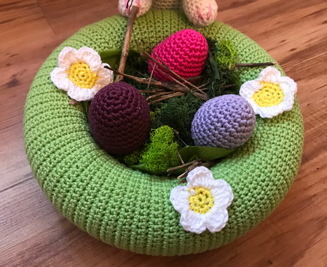 "Neugieriges Osterhäschen" mit Osterkörbchen & Bonusanleitung