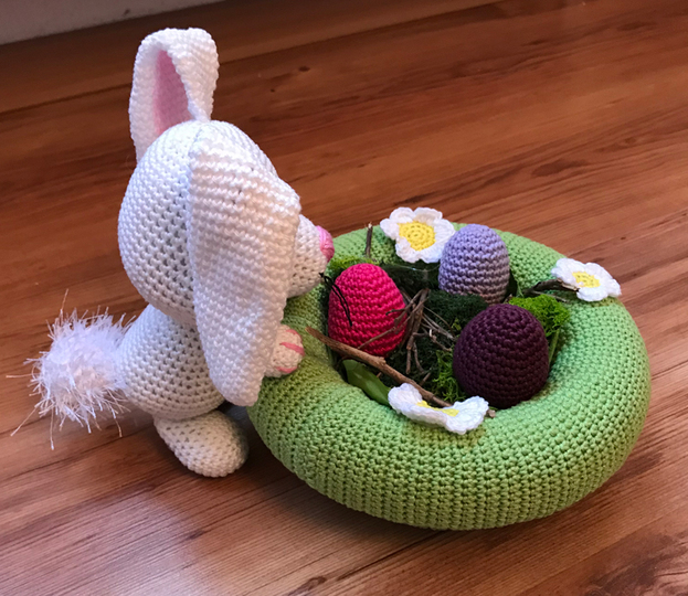 "Neugieriges Osterhäschen" mit Osterkörbchen & Bonusanleitung