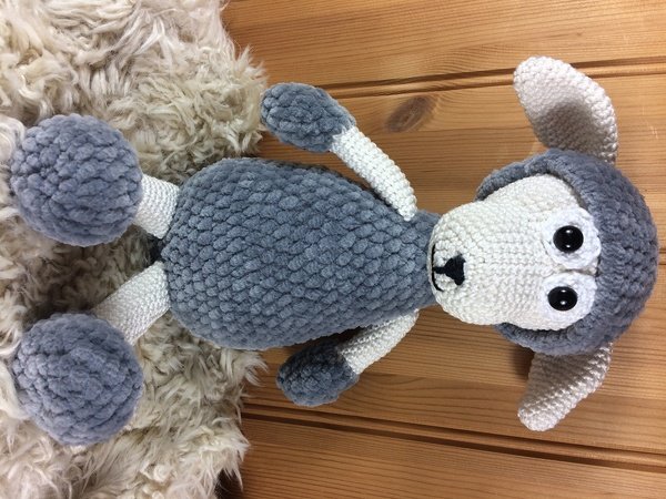 Gehäkeltes Amigurumi-Schaf in Grau und Weiß mit großen Augen und langen Ohren