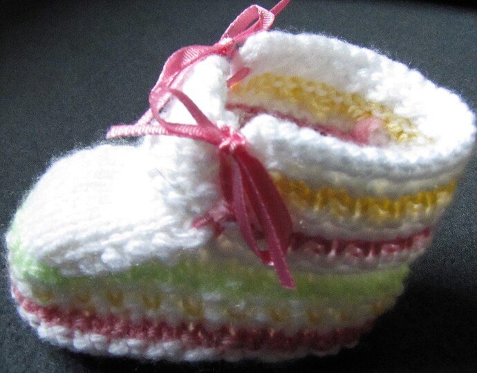 Strickanleitung _        Babyschuhe-Pastell