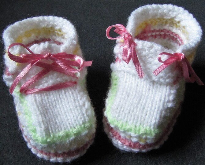 Strickanleitung _        Babyschuhe-Pastell