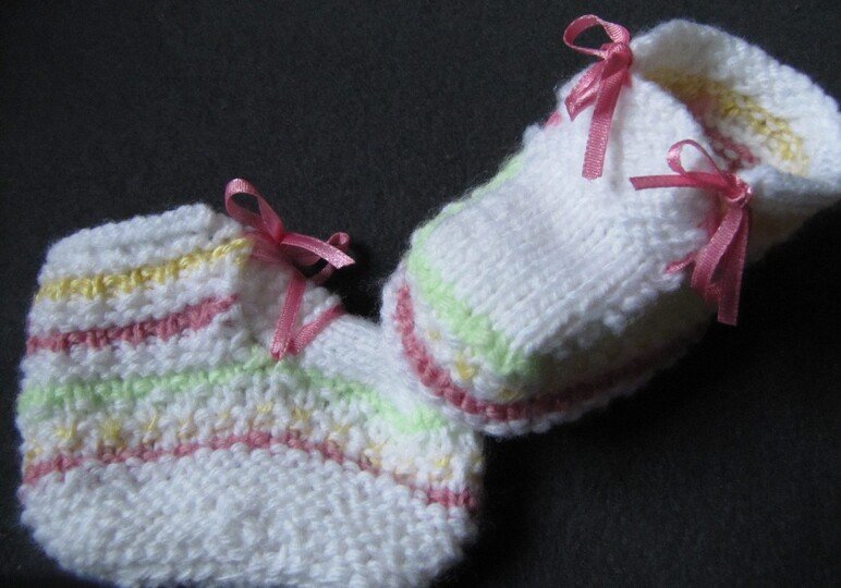 Strickanleitung _        Babyschuhe-Pastell