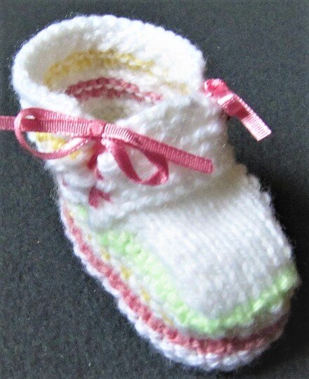 Strickanleitung _        Babyschuhe-Pastell