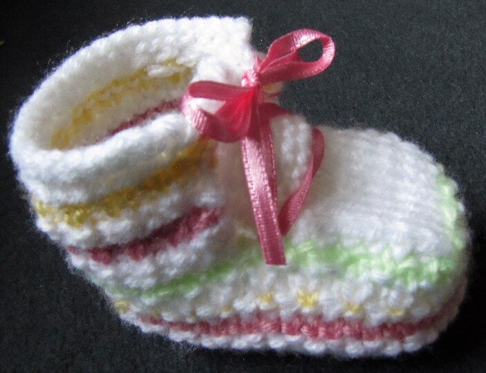 Strickanleitung _        Babyschuhe-Pastell