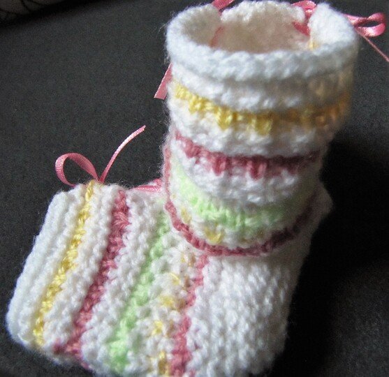 Strickanleitung _        Babyschuhe-Pastell