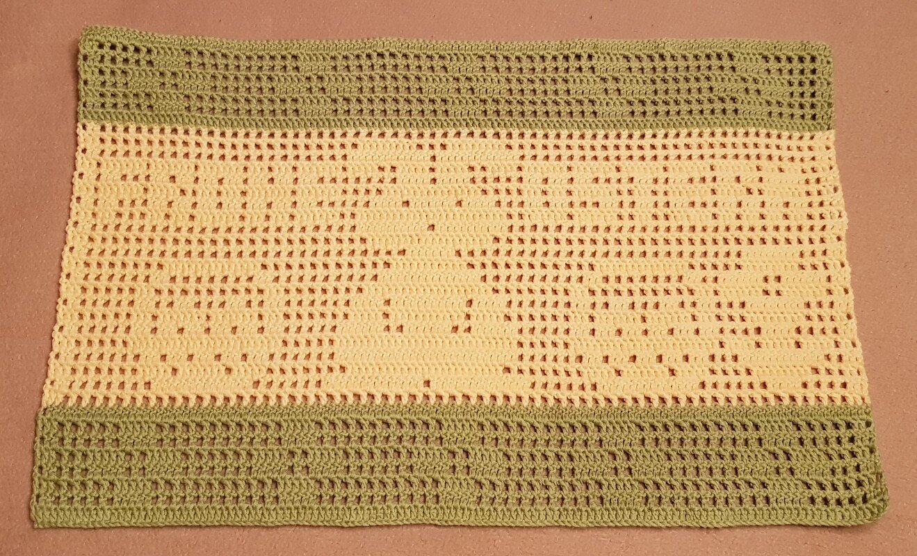 Gehäkelter Tischläufer in Hellgelb und Grün mit Hasenmotiven