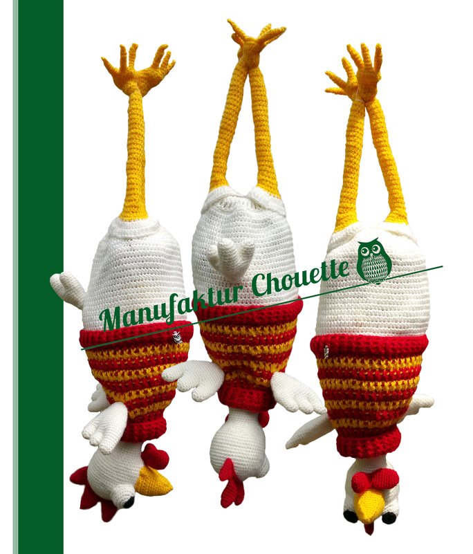 Drei gehäkelte Hühner-Hängeutensilos in Weiß, Rot und Gelb mit langen Aufhängern