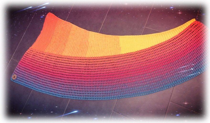 Halbmondförmiges gehäkeltes Tuch in Gelb‑Orange‑Rot‑Blau mit Knopf