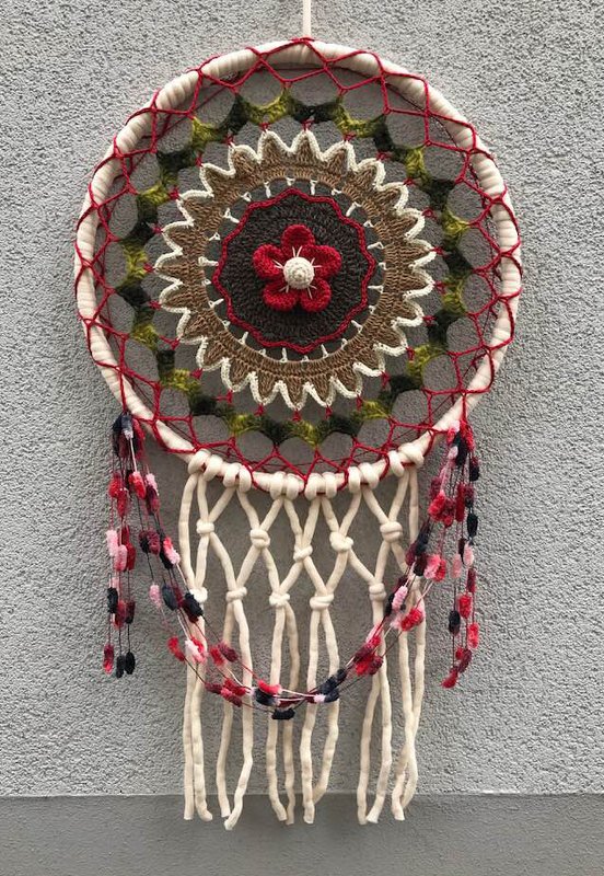 Gehäkelter Mandala-Traumfänger mit Blumenmittelteil, Netz und Makramee-Fransen