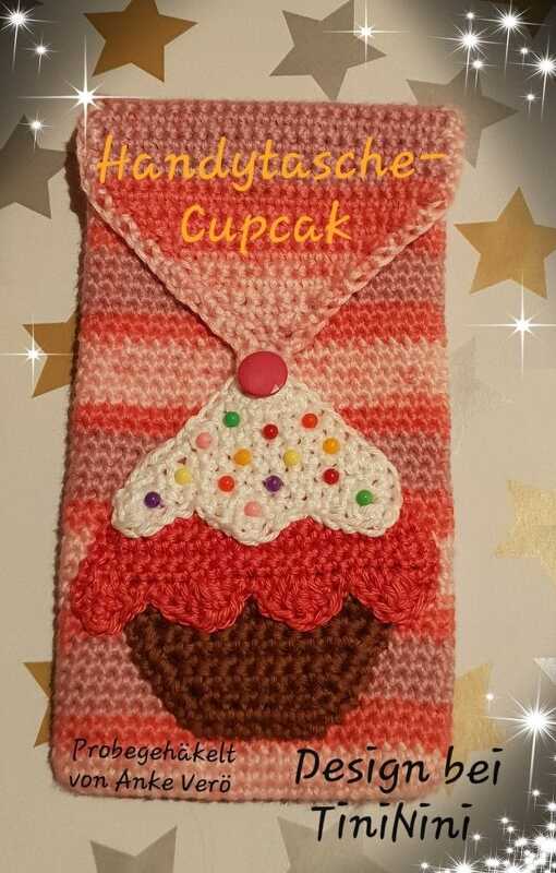 Gehäkeltes Smartphone-Etui mit gestreiftem Muster und Cupcake-Applikation
