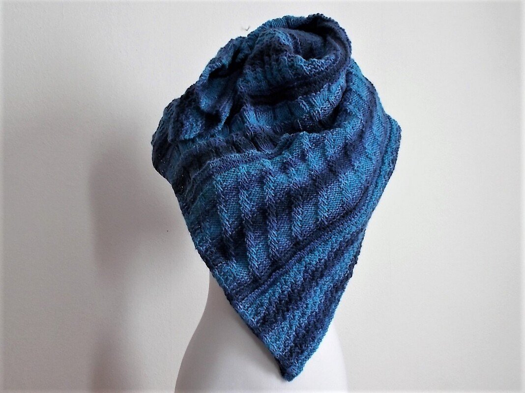 Tuch "Blue line " - Strickanleitung Dreiecktuch im Mustermix