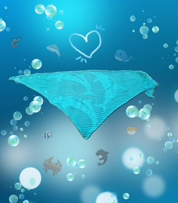 Türkisfarbenes gehäkeltes Dreieckstuch mit Delfinmotiv vor blauem Unterwasser-Hintergrund mit Blasen und Meeresillustrationen.