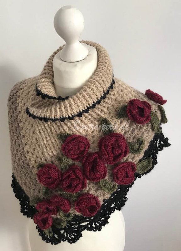 Beiger gehäkelter Kragenschal mit roten Rosen und schwarzer Spitze auf Schneiderpuppe