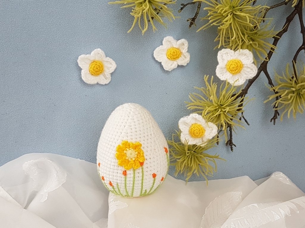 Häkelanleitung, großes Osterei mit Dekoblüten