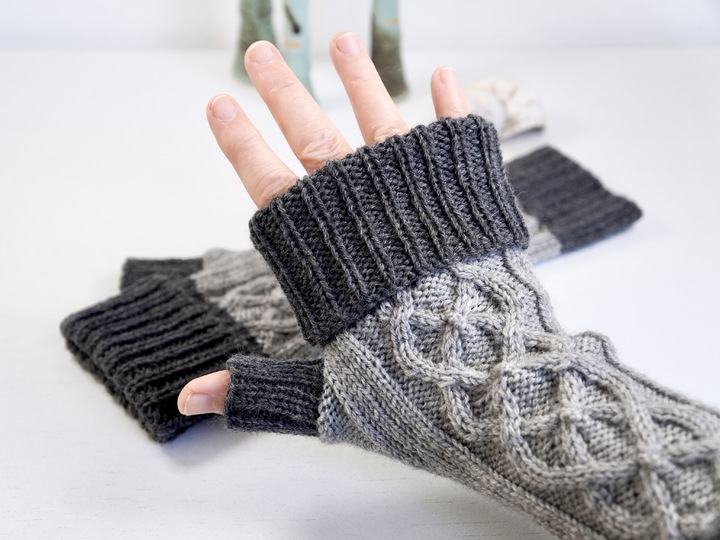 Armstulpen "Highland Mitts" mit Zopfmuster, Strickanleitung für 3 Größen