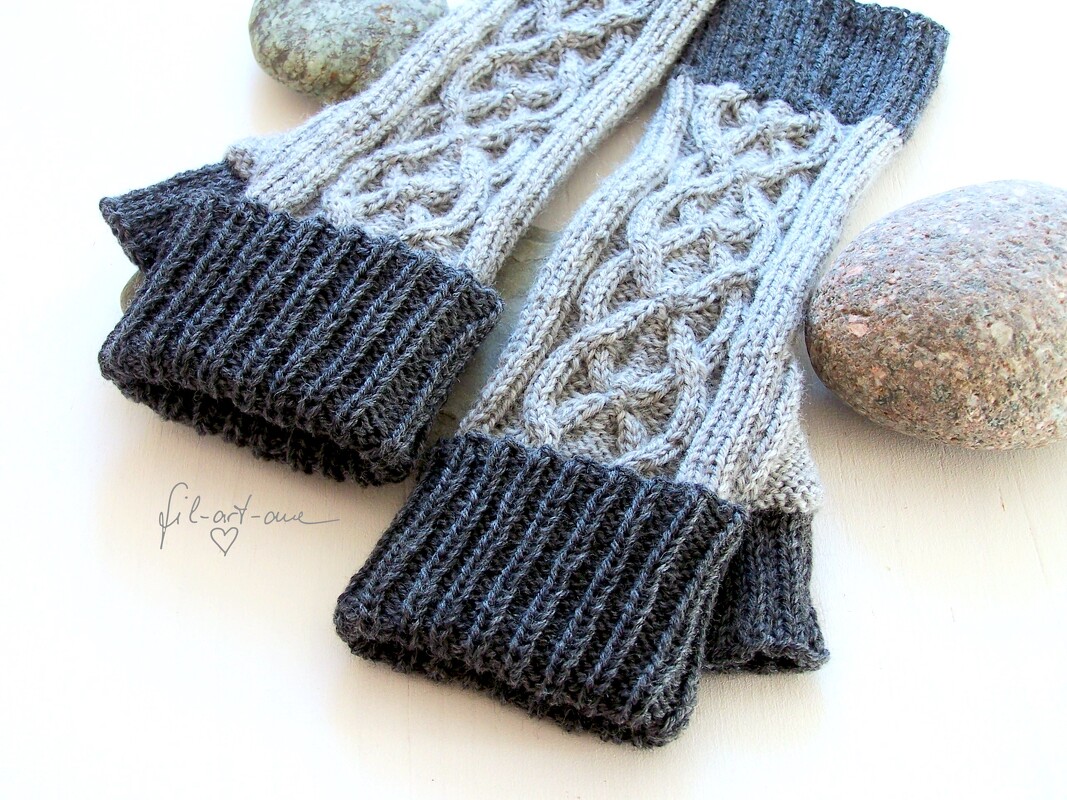 Armstulpen "Highland Mitts" mit Zopfmuster, Strickanleitung für 3 Größen