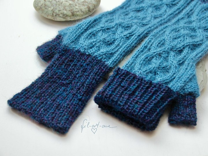 Armstulpen "Highland Mitts" mit Zopfmuster, Strickanleitung für 3 Größen