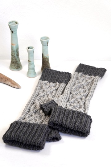 Armstulpen "Highland Mitts" mit Zopfmuster, Strickanleitung für 3 Größen