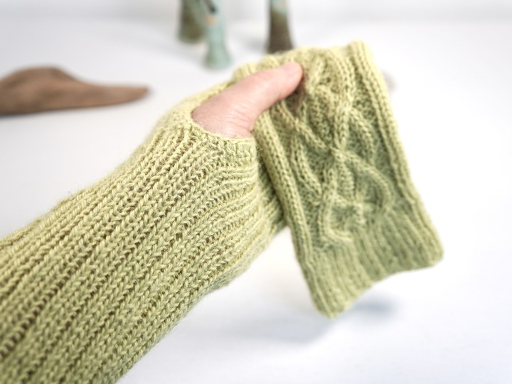 Armstulpen "Highland Mitts" mit Zopfmuster, Strickanleitung für 3 Größen