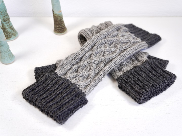 Armstulpen "Highland Mitts" mit Zopfmuster, Strickanleitung für 3 Größen
