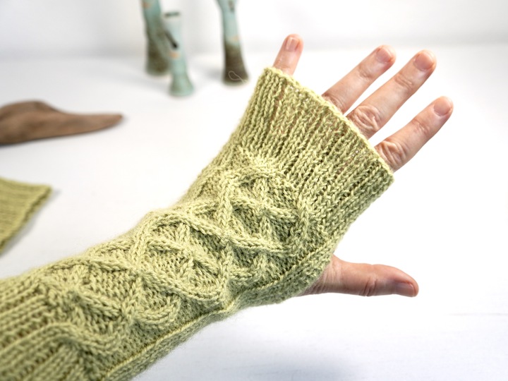 Armstulpen "Highland Mitts" mit Zopfmuster, Strickanleitung für 3 Größen